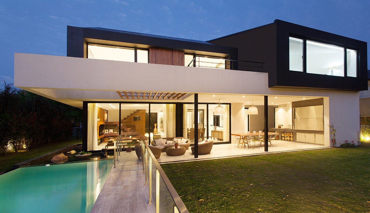 &iquest;Y si el espacio l&uacute;dico es el centro de la casa? A cielo abierto, el jard&iacute;n, como una plaza privada, llena los ambientes de luz y vegetaci&oacute;n. Sentarse a respirar all&iacute; est&aacute; permitido a cualquier hora del d&iacute;a (Guido Piaggio arquitectos + social arquitectos estudio asociados)